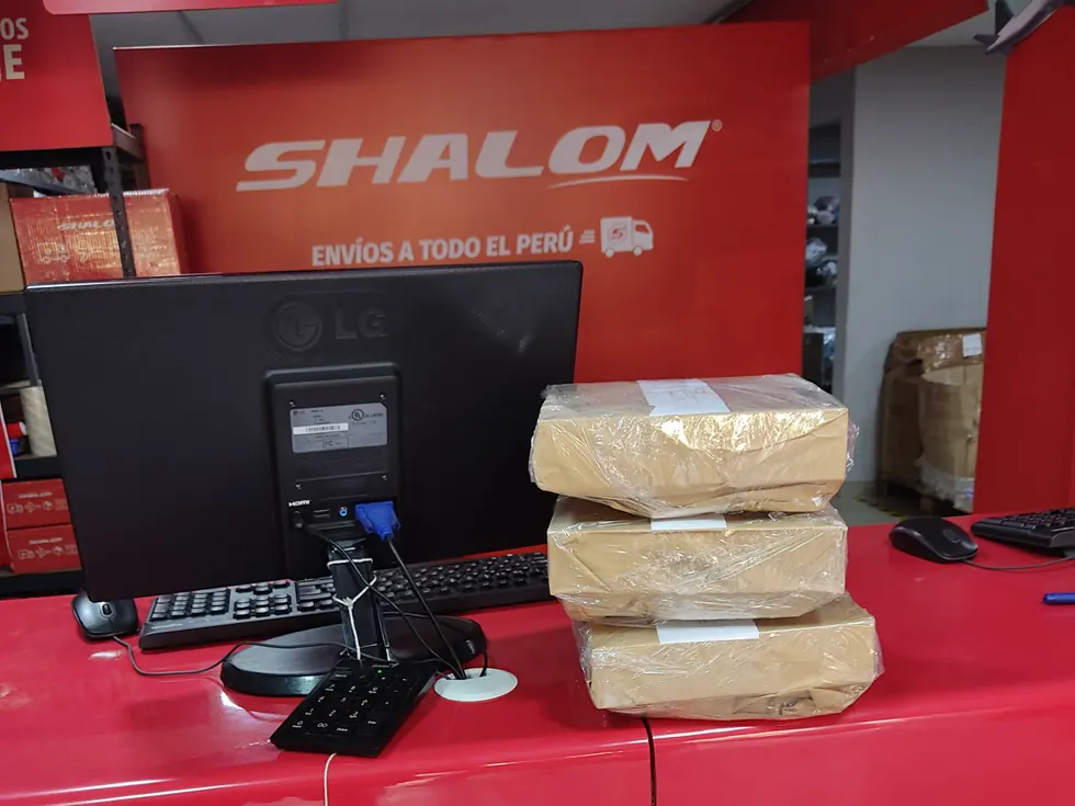 Paquetes rotulados sobre el mostrador de la agencia Shalom