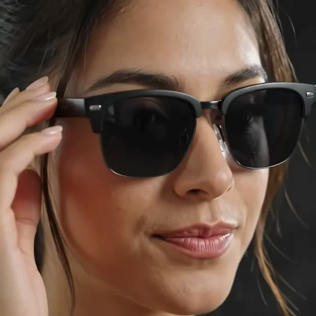 Mujer tocando la patilla de los lentes